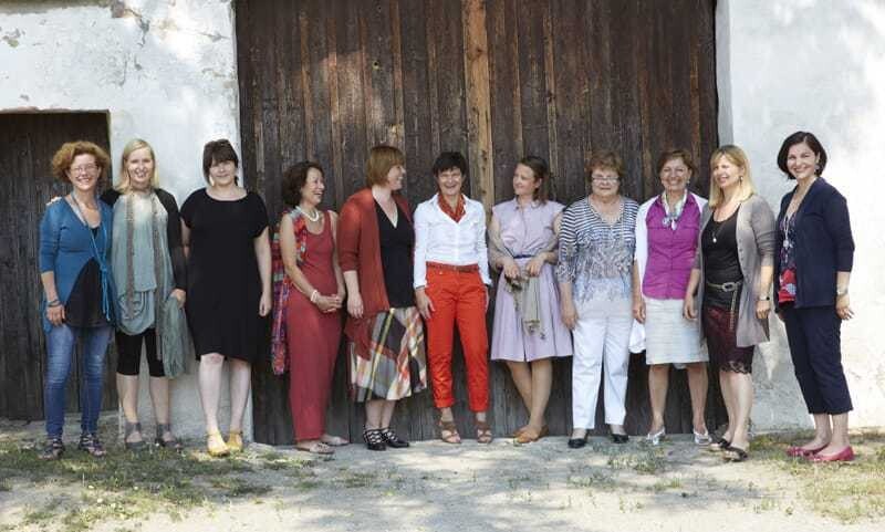 V. l. n. r.: Heidi Schröck, Petra Unger, Judith Beck, Michaela Ehn, Silvia Prieler, Birgit Braunstein, Jutta Kalch-brenner (Ambrositsch), Helma Müller-Grossmann, Ilse Maier (Geyerhof), Birgit Eichinger, Silvia Heinrich