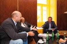 © Fotos: Richard Tanzer Von links: Franz Kühmayer, Bildungsexperte, Inhaber von Reflections Research & Consulting; Josef Kolarz-Lakenbacher,