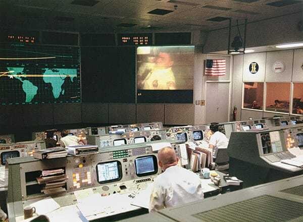 © NASA / Eyevine / picturedesk.com Gene Kranz an seinem Arbeitsplatz (Bildmitte)