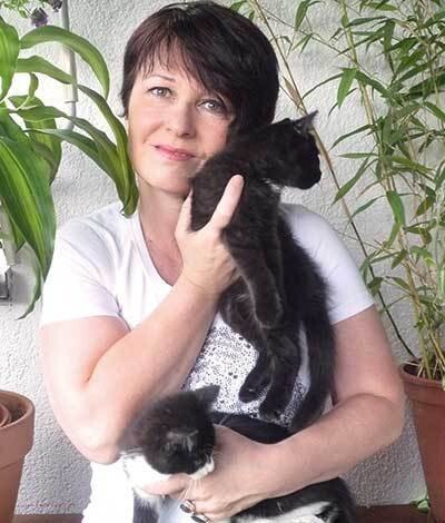 Unternehmerin Andrea Hensky meditiert mit Katzen