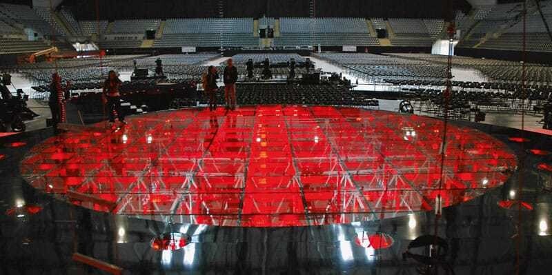 Der Chromspiegel „SGG Mirastar“ macht auch als Bühnenboden – hier beim Eurovision Song Contest 2010 in Oslo – eine gute Figur. Mit dem zu Sicherheitsglas verarbeiteten Spiegelboden lassen sich faszinierende Lichteffekte erzielen.