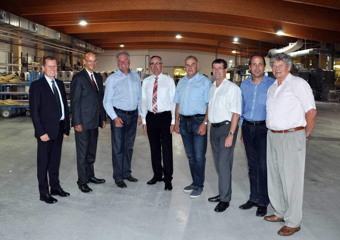 v. links nach rechts: Mag.iur Robert Wasserbacher (WKO),  Mag. Johannes Schedlbauer, MAS (WKNÖ), GR Wilhelm Schreiber, Dipl. Volkswirt Michael Kindl (Vorstand Laufen Austria AG), Wilhelmsburger Bürgermeister Rudolf Ameisbichler, Hainfelder Bürgermeister Albert Pitterle, GR Bernhard Higer, GR Helmut Weininger