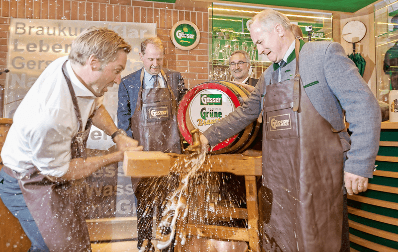 © Brau Union Österreich/ Voglhuber Hat zwar bereits viel Übung beim Anstechen von Fässern, ohne Schürze traut er sich dann aber doch nicht: Ehrenbraumeister Hans Knauss (l.).
