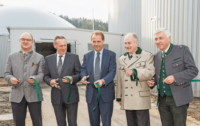 © Brau Union Österreich/ Voglhuber V. l.: Edgar Ahn (BDI), Marc Gross (Heineken), Markus Liebl (Brau-Union-Chef), Landesrat Johann Seitinger, Walter Kreutzwiesner (Bez.-Hauptmann).