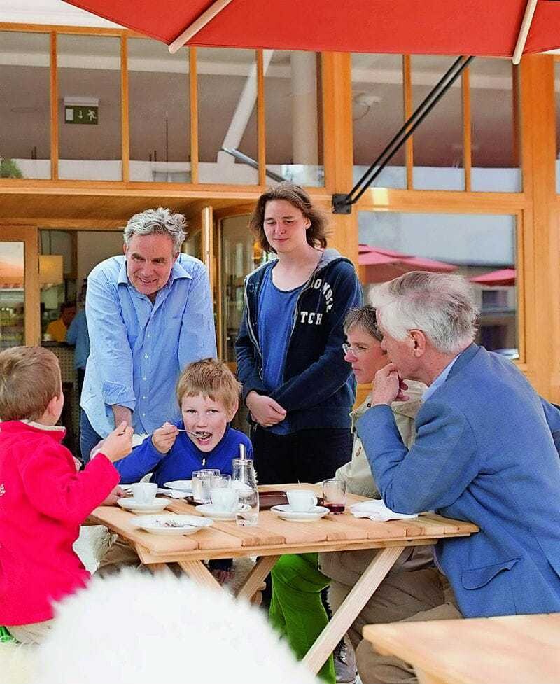 Christoph Liebscher mit seinem Sohn Nikolaj (stehend), der auch schon im Betrieb aushilft.