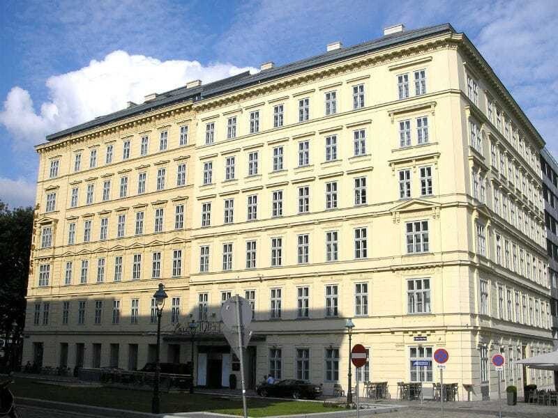 Das Le Méridien Vienna verfügt über 294 Zimmer und Suiten, einen Wellness- und Fitnessbereich, mehrere Tagungsräume sowie über das Restaurant Shambala, die Champagnerbar Le Moët und die Bar Shambala.