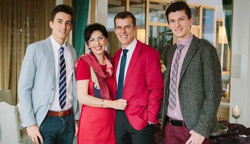 © Hotel Seerose Platz 1 in Österreich beim HolidayCheck Award: Familie Pölzl freut sich über eine schöne Auszeichnung.