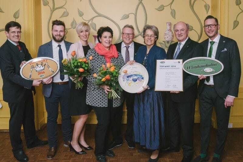 Top-Wirt 2016: Familie Essl, Landgasthaus Winzerstüberl aus Rührsdorf. V.l.n.r.: Prof. Christoph Madl, MAS (Geschäftsführer der Niederösterreich-Werbung), Philipp Essl mit Freundin Stephanie Kirschner, Christine und Franz Essl, Tourismuslandesrätin Dr.in Petra Bohuslav, Landeshauptmann Dr. Erwin Pröll, Harald Pollak (Obmann Niederösterreichische Wirtshauskultur).
