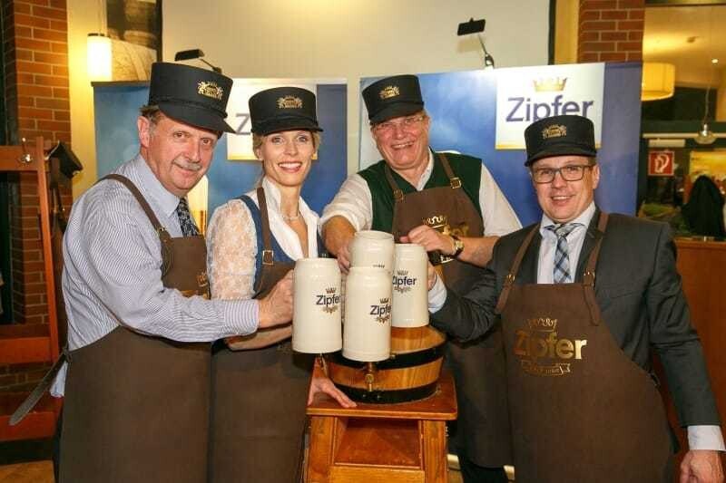 © Foto Humer/Brau Union Österreich v.l.n.r.: Brau Union Österreich Generaldirektor Markus Liebl, Ehrenbrauerin der Brauerei Zipf Sabine Lindorfer, Braumeister Günther Seeleitner, Braumeister Harald Raidl.