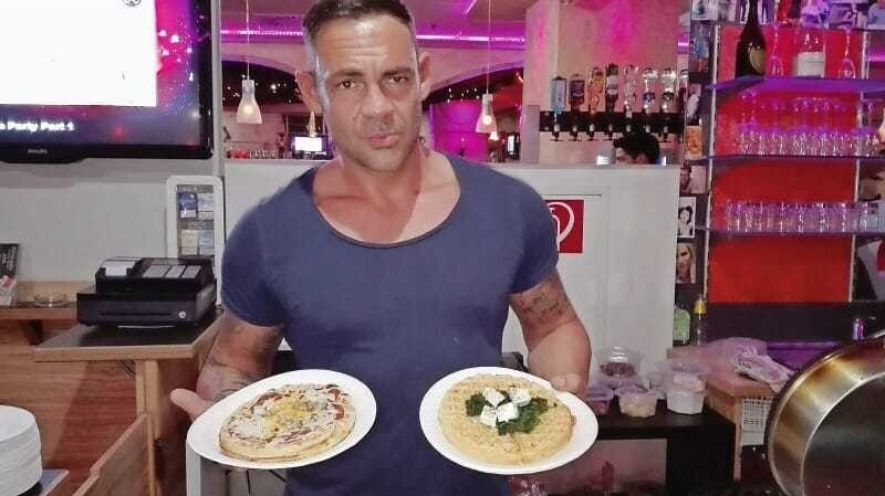 © Cornelia Wild Arbeitet gerade am Fine Tuning von Proteinwaffeln: Alexander Rostami von der Waffelmanufaktur.