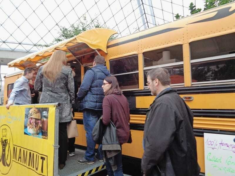 Lange Warteschlangen vor dem Mammut-Stand.