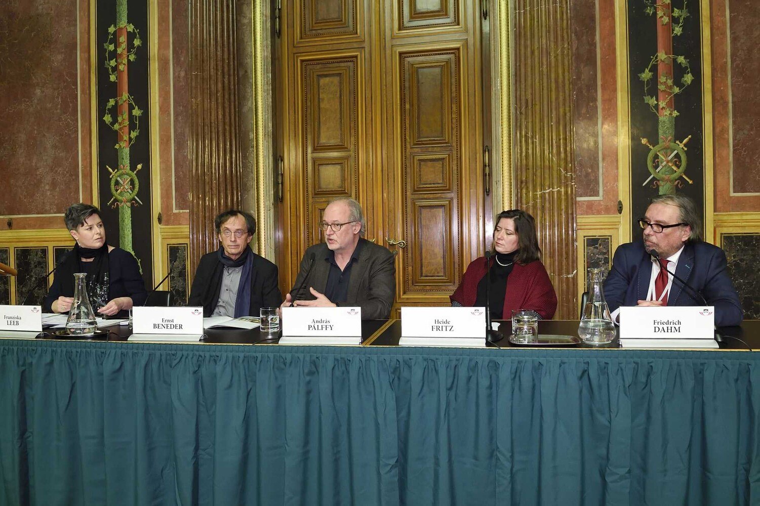 Auf dem Podium: (v.l.n.r.): Moderatorin Franziska Leeb, Architekt Ernst Beneder, Projektleiter der Generalplanung András Pálffy, Architektin Heide Fritz und Landeskonservator Friedrich Dahm