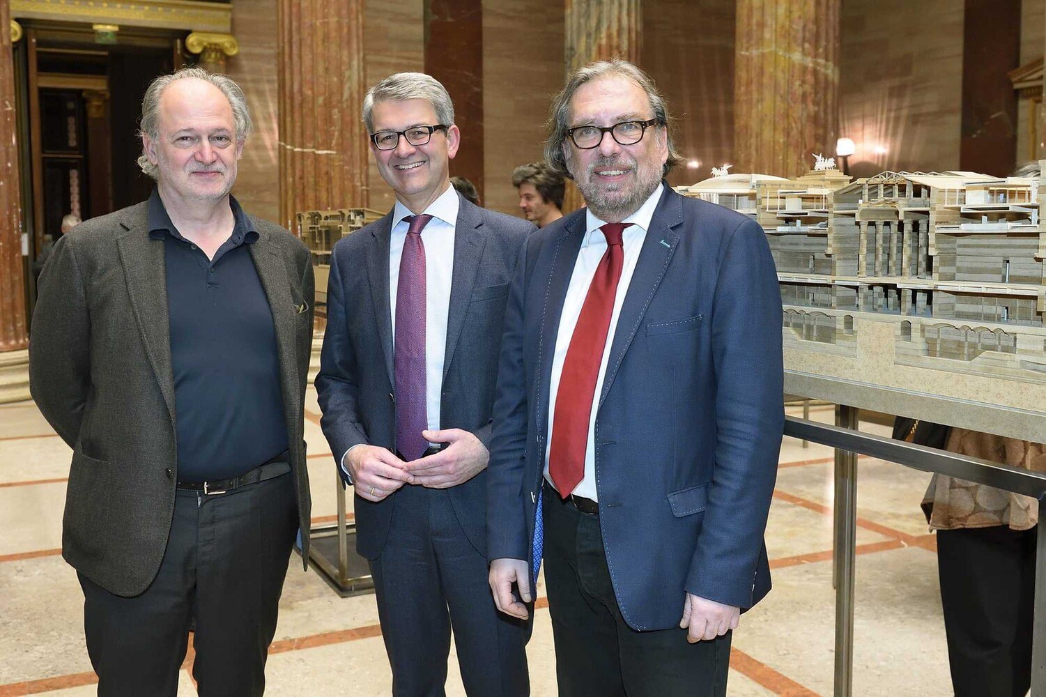 Bei der Ausstellungseröffnung (v.l.n.r.): Projektleiter der Generalsanierung Architekt András Pálffy, Parlamentsdirektor Alexis Wintoniak und Landeskonservator Friedrich Dahm.