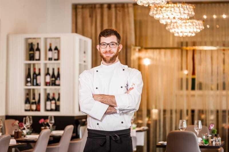 © otel Sans Souci Management GmbH/Stefan Gergely Vom Pop-up Sandwich Store bis zum Michelin-besternten Fine Dining Restaurant: Ilian bringt viel Erfahrung mit.