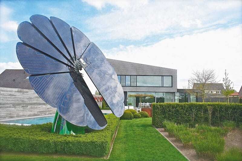 © smartflower energy technology GmbH Die weltweit erste mobile autarke Energiequelle hat eine Kapazität von 3.400 – 6.200 kWh pro Jahr je nach Region. Die All-in-one-Photovoltaikanlage „smartflower” ist schnell zu montieren und kann beim nächsten Umzug einfach mitgenommen werden.