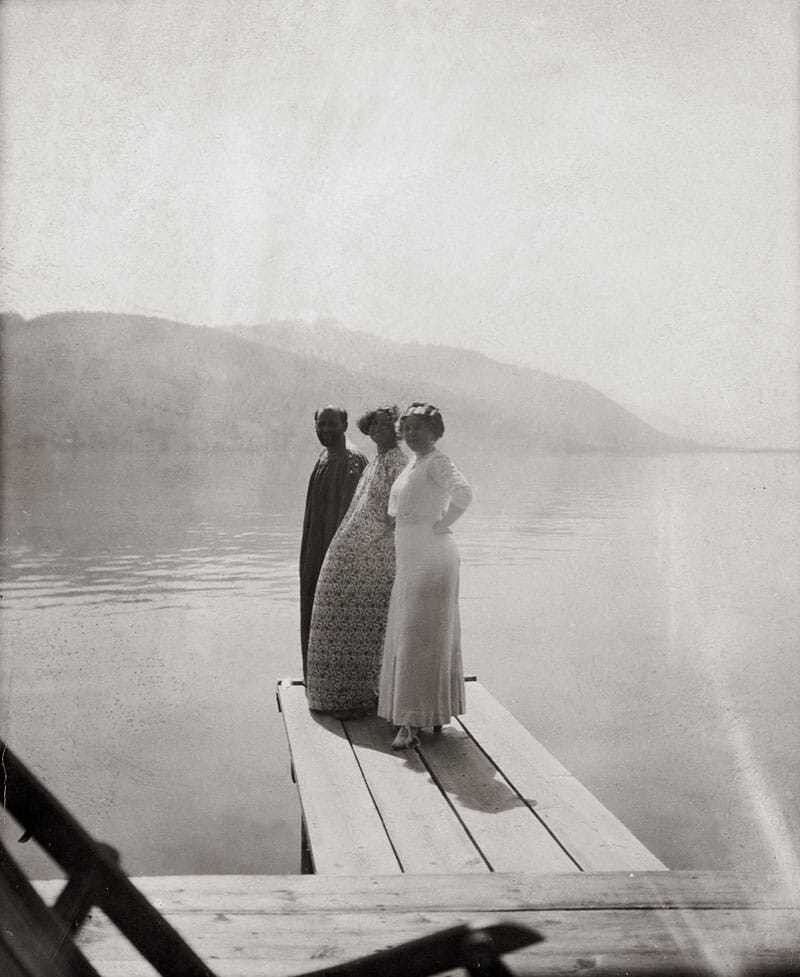 © Anonym / Imagno / picturedesk.com Gustav Klimt suchte sommerlichen Rückzug und Inspiration am Attersee, hier im Bild mit Emilie und Helene Flöge.