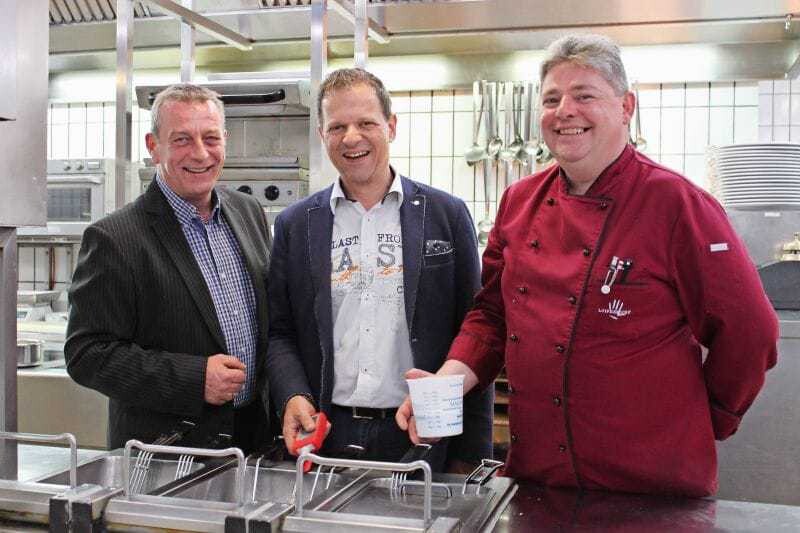 © Max Pohl Von links: Solfina-Verkaufsleiter Roland Heufler mit F&B-Manager Gerhard Meier und Küchenchef Ewald Pint demonstrieren den Einsatz von Magnesol in der Therme Loipersdorf.