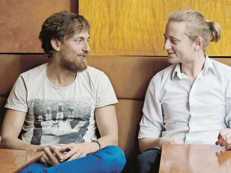 © Susanne Spiel/Brandstätter Verlag Karl (l.) und Leo Wrenkh führen den Betrieb gemeinsam. Karl macht die Events bzw. Kochkurse, Leo den Küchenchef. Eines der Mottos ihres Buches (unten): Unkompliziert kochen für komplizierte Esser.