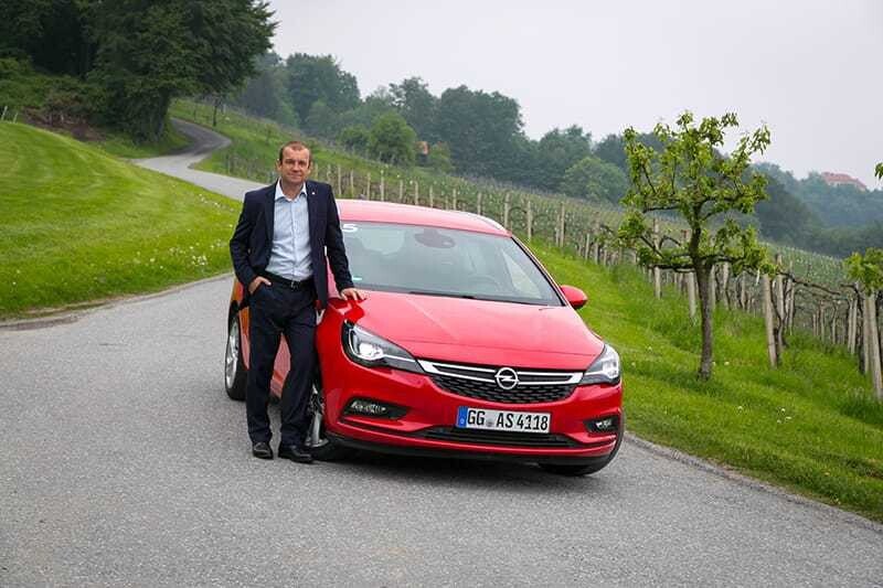 Opel Austria-Chef Alexander Struckl mit dem neuen Astra Sports Tourer.