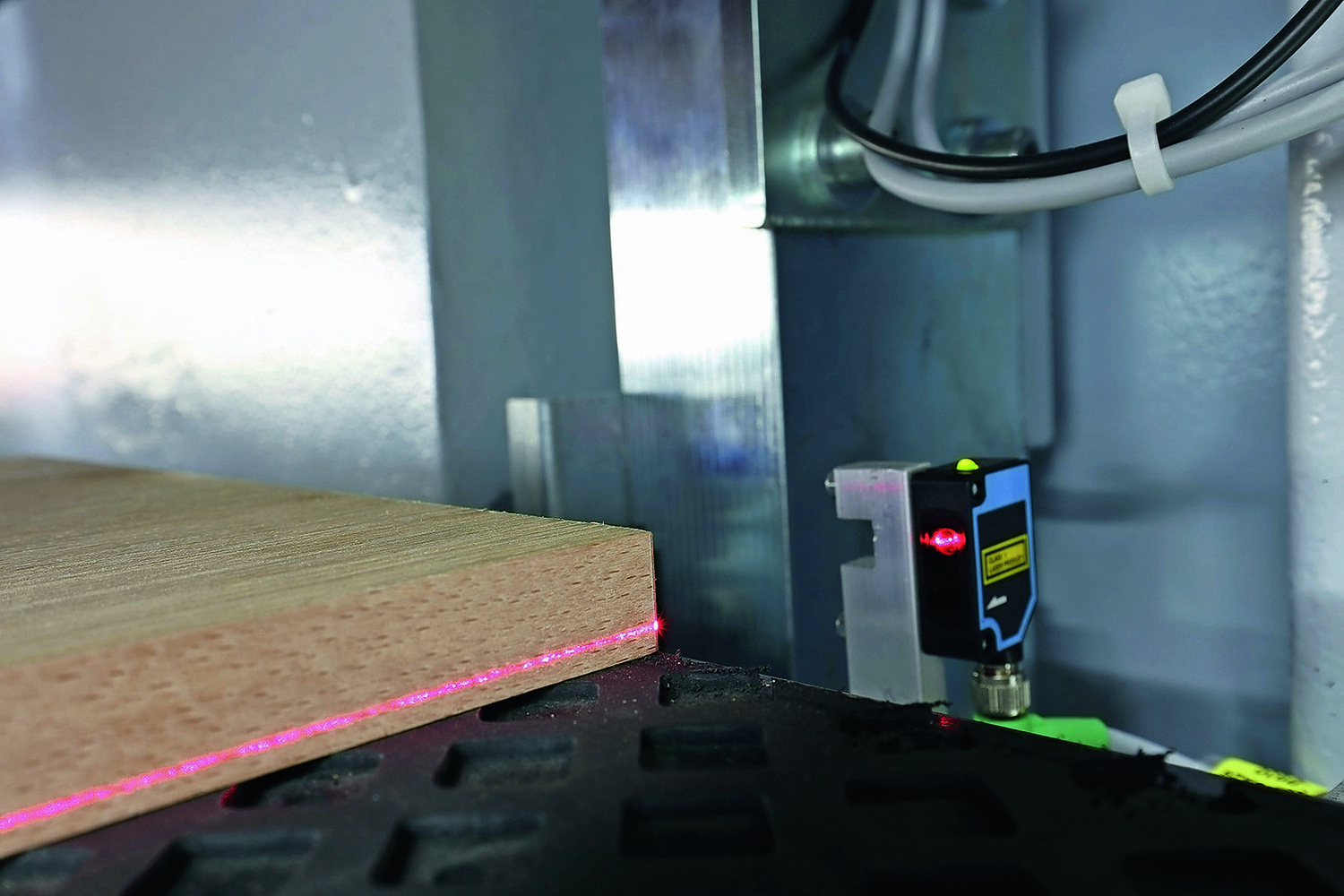 Automatische Messung der Werkstück­dicke und selbstständige Einstellung der Maschine auf die benötigte Dicke