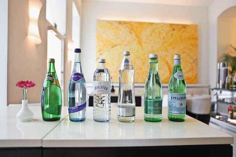 © Alexander Grübling 6 Wässer im Test: Gasteiner, Montes, Römerquelle, Vöslauer sowie die beiden importierten Gäste aus Frankreich (Perrier) und Italien (San Pellegrino).