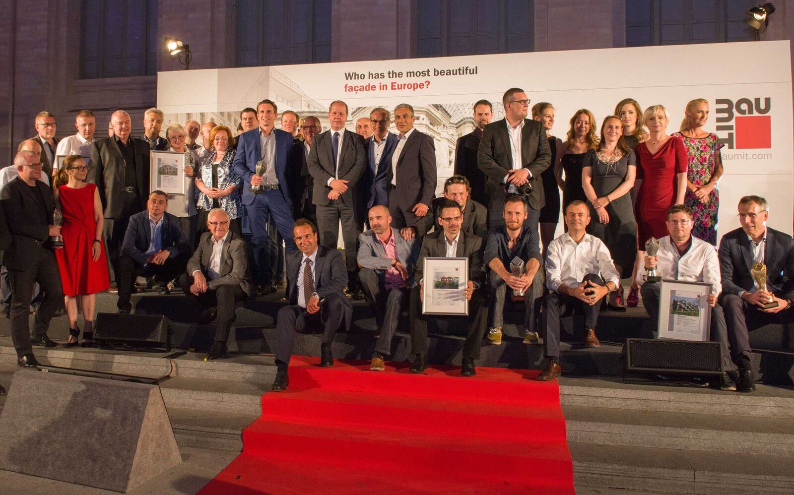 Robert Schmid (1. Reihe, Fünfter von links), Geschäftsführer der Baumit Beteiligungen GmbH und Initiator des europaweit ausgeschriebenen Wettbewerbes, freute sich im Rathaus von Madrid mit allen Gewinnern der Baumit Life Challenge 2016 über einen glanzvollen Abend bei dem Europas Baubranche die Sieger gebührend feierte.