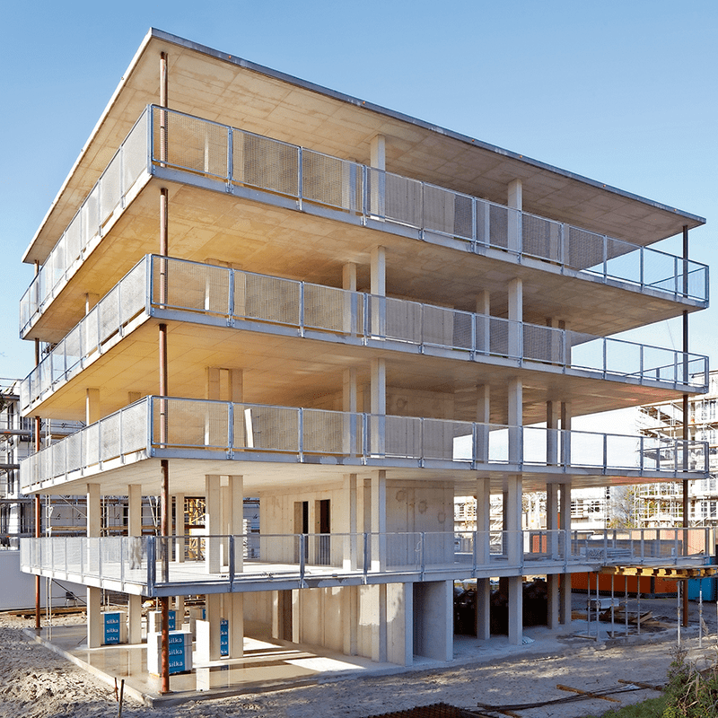 „Grundbau und Siedler“ (auf der IBA Hamburg), BeL, Sozietät für Architektur. Zustand nach Grundbau. Mit Hilfe einer vom Architekturbüro eigens angefertigten, detaillierten Ausbauanleitung – der „Selbstbau fiBeL“ – und gemeinsam mit dem Vorzeigemeister konnten die künftigen Bewohner den gesamten Fassaden- und Innenausbau selbst übernehmen.