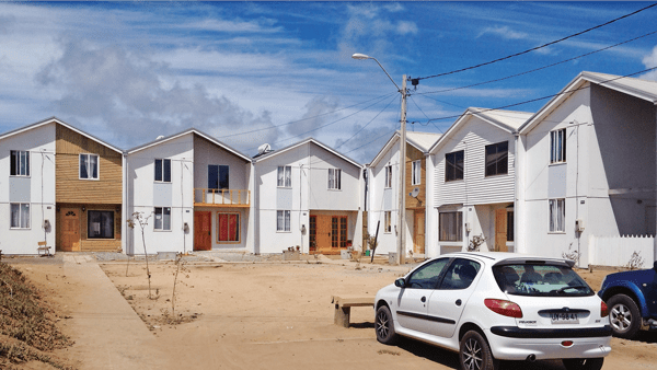 Villa Verde Housing, in Constitución, Maule Region, Chile Hofansicht vor/nach acht Monaten