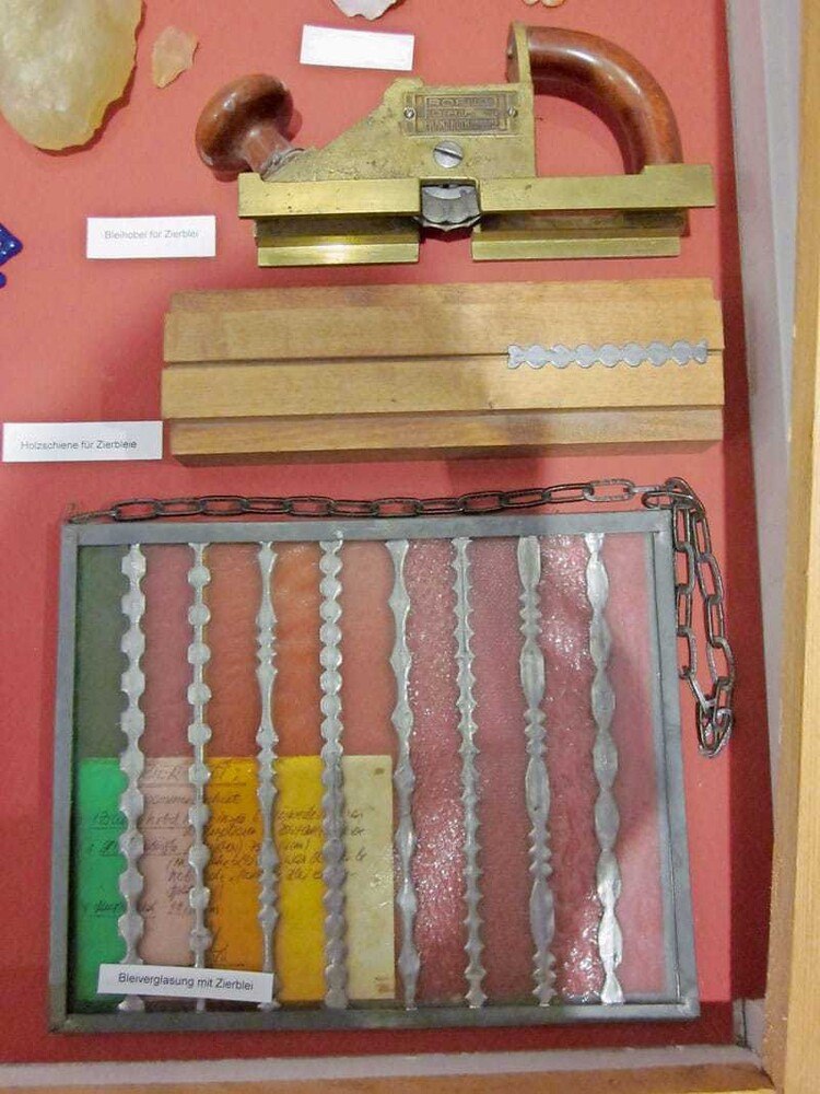 © Elfriede Zahlner Reformblei im Schaukasten.