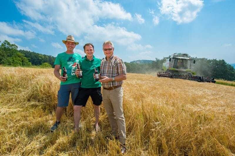 Johann König (Landwirt), Alois Gratzer (Braumeister), Hermann Grassl (Bürgermeister) v.l.n.r bei der Ernte 2016 der Winterbraugerste für die Brauerei Gratzer.