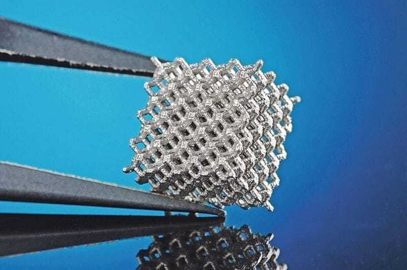 © Fraunhofer ILT Implantat (Scaffold) mit definierter Porenstruktur aus einer biodegradierbaren Magnesiumlegierung (WE43). Die Abmessungen sind 10 x 10 x 7,5 mm³ bei ca. 400 µm Strebendicke.