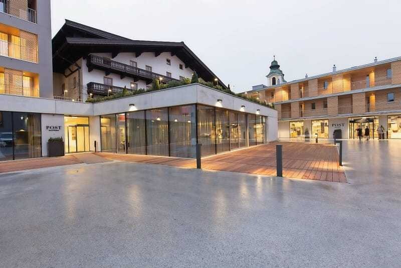 Seit dem Umbau mit urbaner Formensprache und viel Sichtbeton: Das Hotel Post in St. Johann.