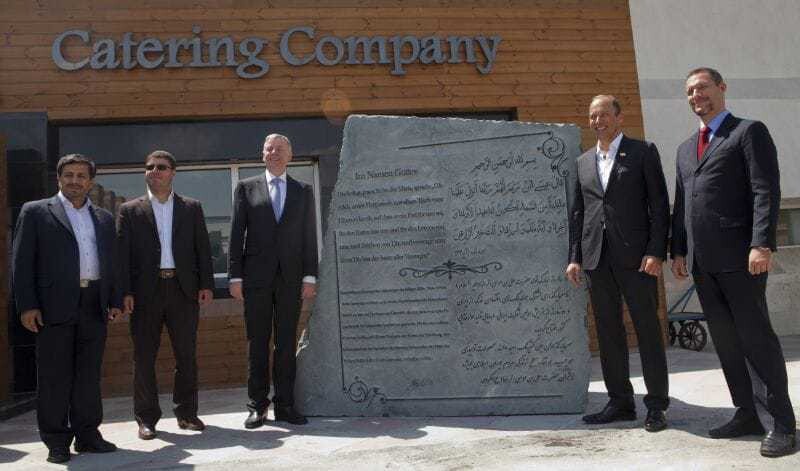 © DoN Iran-Botschafter Friedrich Stift (3.v.l.) und der Außenhandelsdelegierte in Teheran, Georg Weingartner (1.v.r.), bei der Einweihung der neuen Großküche mit den Geschäftspartnern Mohammad Kalaffi (2.v.l.) und Josef Donhauser (2.v.r.)