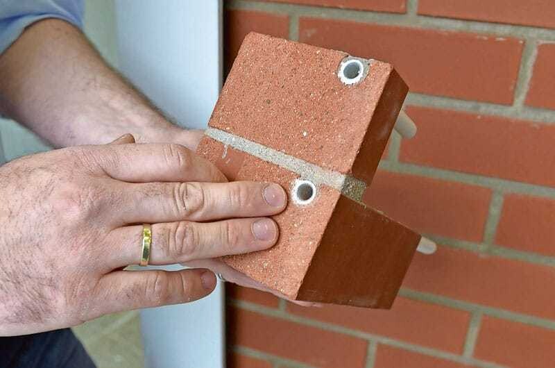 Das Verbundrohr in Kombination mit dem sonnenbeschienenen ­Klinker stellt einen einfachen Wärmetauscher dar.
