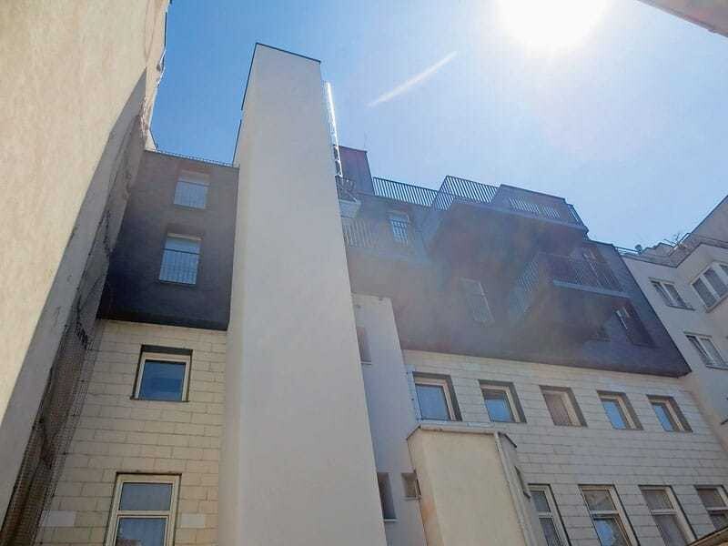 Auch die hofseitige Ansicht des auf­gestockten Hauses kann überzeugen.