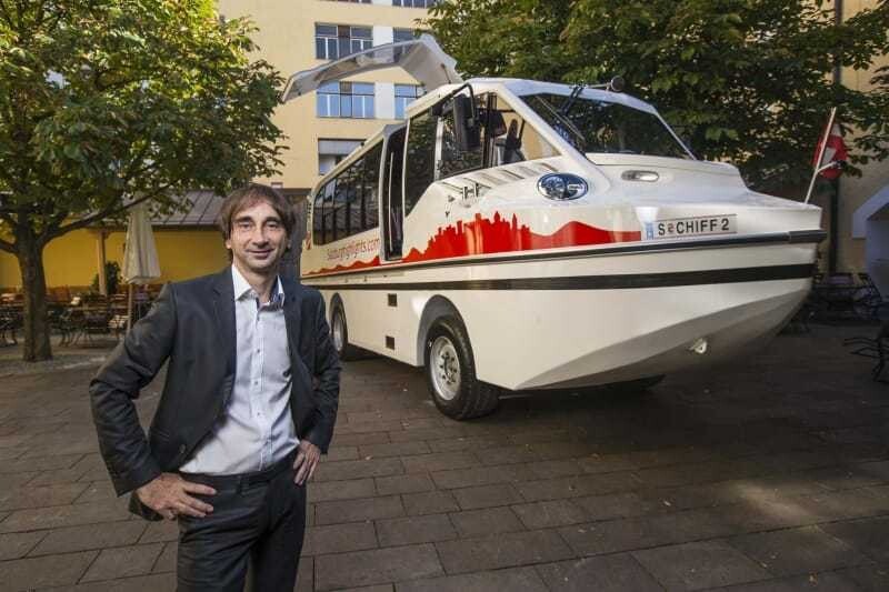 Erich Berer und sein Amphibien-Bus: Ab Mitte September soll das Fahrzeug durch die Stadt rollen bzw. schwimmen.