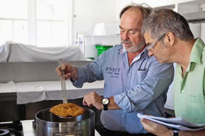 Schnitzel unter der Lupe: Fachvorstand Helmut Deutsch (li.) mit ÖGZ-Chefredakteur Thomas Askan Vierich.