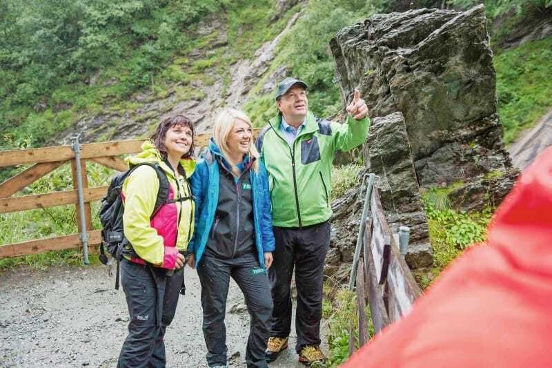 LH Platter mit der Marketingleiterin Nationalpark Hohe Tauern, Sandra Gutternig (Mitte), und der Bürgermeisterin von Kals, Erika Rogl.