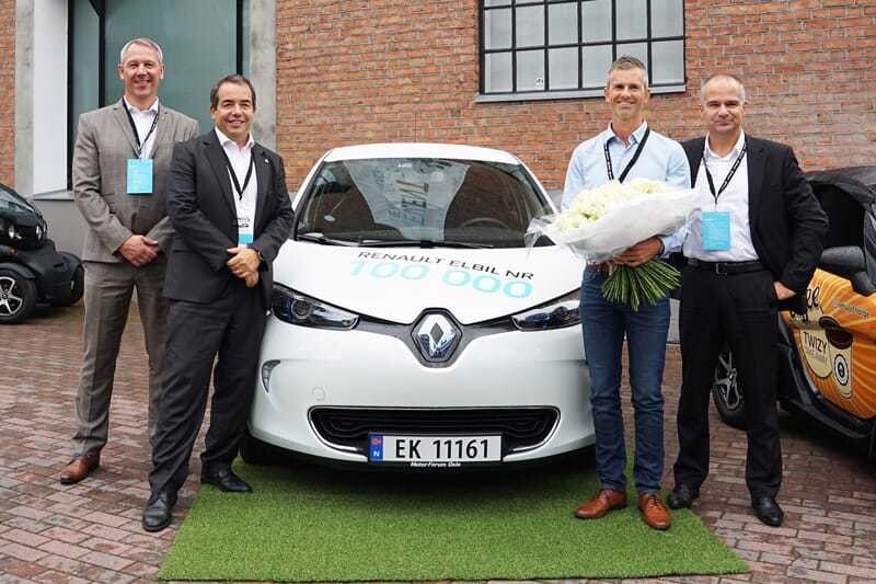 Anders Gadsbøll (Managing Director RBI Norge AS), Eric Feunteun (Direktor Elektroauto Renault), Åsmund Gillebo (100.000 EV Kunde), Sylvain Devos (Managing Director Renault Nordic) (v.l.).