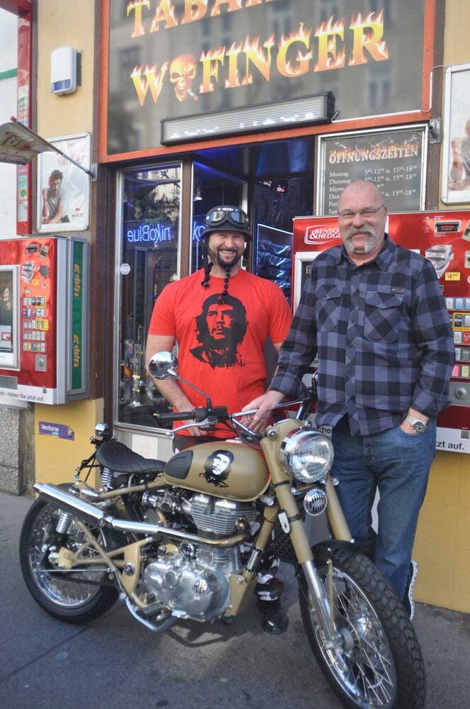 Vor den beiden stattlichen Herren sieht die Enfield richtig zierlich aus. Gewinner Andreas Wofinger fährt direkt vom Geschäft damit nach Hause.
© mh Vor den beiden stattlichen Herren sieht die Enfield richtig zierlich aus. Gewinner Andreas Wofinger fährt direkt vom Geschäft damit nach Hause.