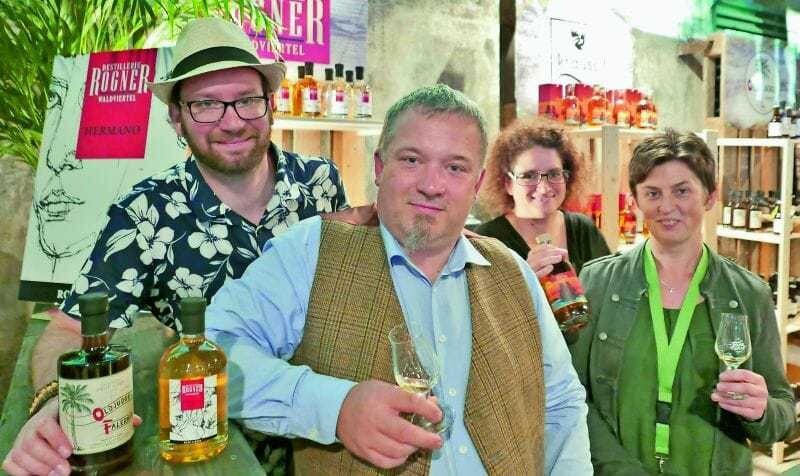 Markus Altrichter, der Waldviertler Brenner Hermann Rogner, die steirische Rum-Erzeugerin Carmen Krauss und Elisabeth Rogner präsentieren ihre Tropfen.