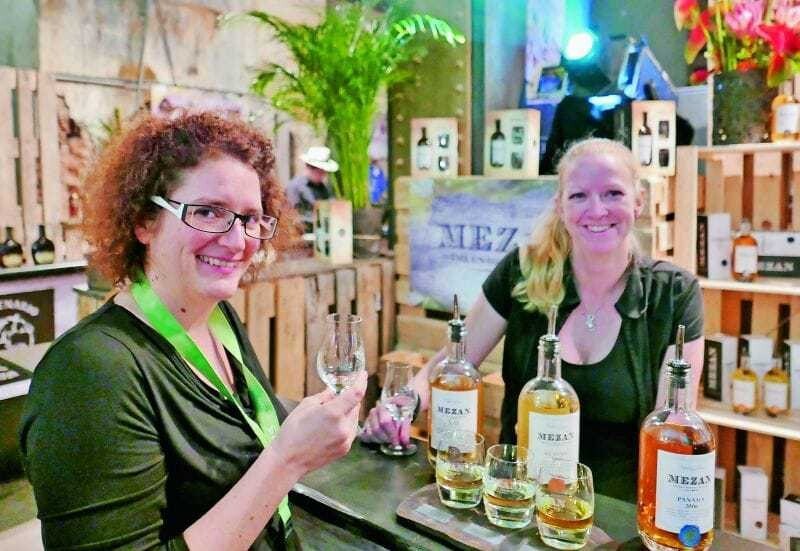 Brennerin Carmen Krauss und Gabriele Eidherr verkosten.