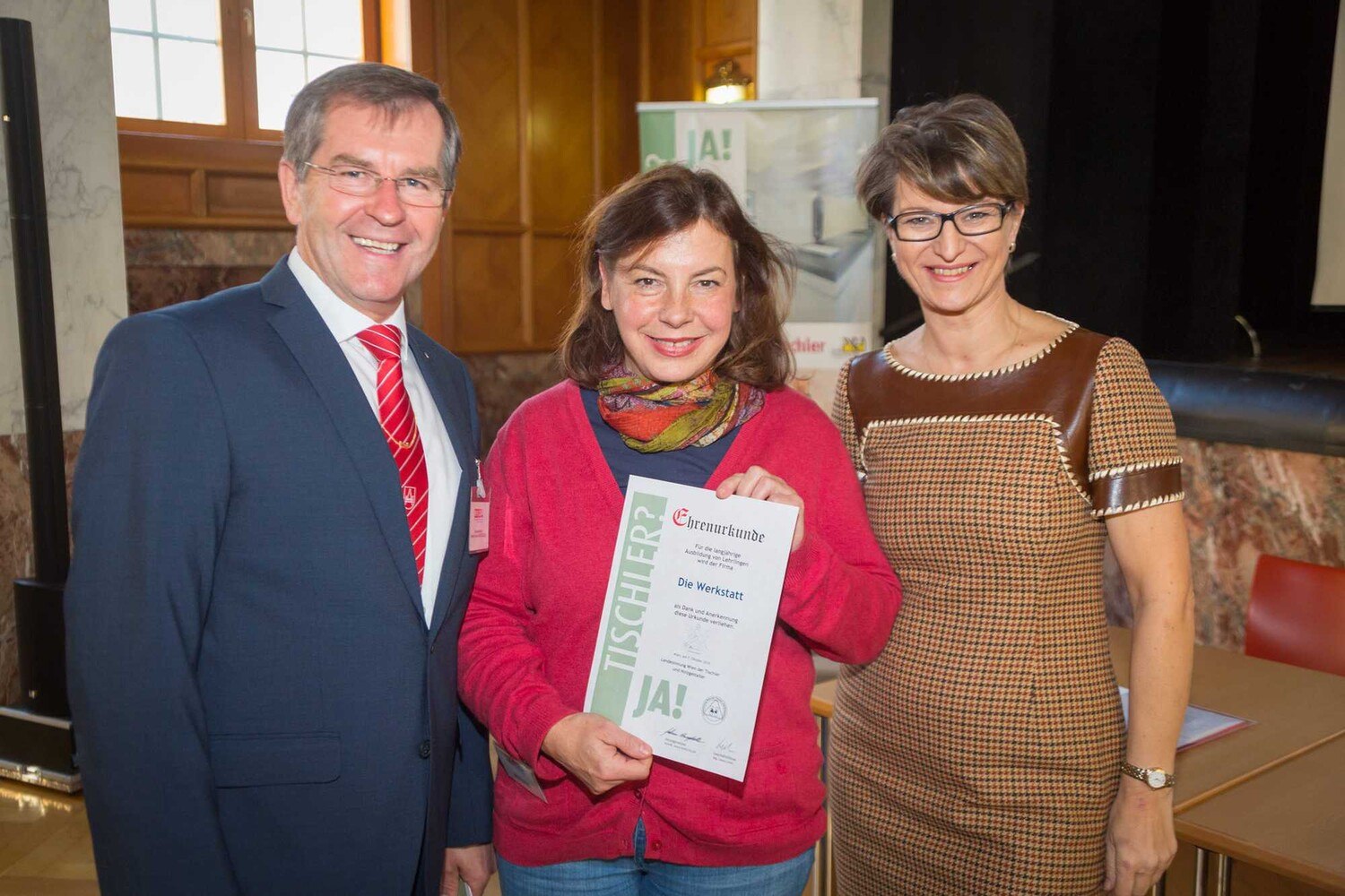 © Weinwurm LIM Johann Burgstaller und die Wiener Spartenobfrau Maria Smodics-Neumann – im Bild mit Maria-Theresia Bretschneider – ehrten Unternehmer, die seit vielen Jahren kontinuierlich Lehrlinge ausbilden.