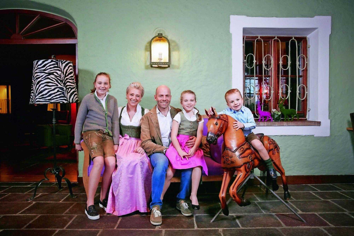 Die 23. Generation der Gmachl-Unternehmerdynastie: Michaela Hirnböck-Gmachl mit Ehemann und ihren drei Kindern.