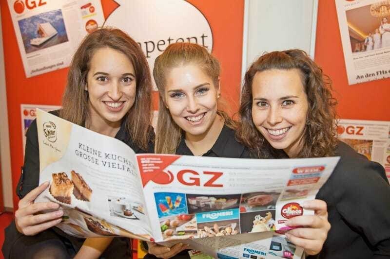 Immer eine gute Lektüre: Das finden auch die drei jungen Damen vom ÖGZ-Stand im Foyer von Halle 10.