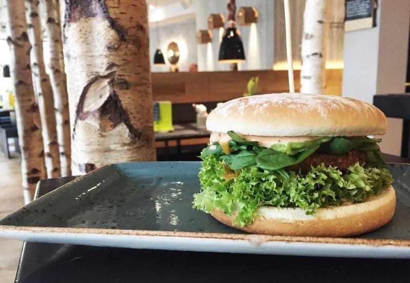 Burger total: Bei Hans im Glück wählen Gäste aus zahlreichen Burgervariationen, inklusive vegetarischer und veganer Varianten.