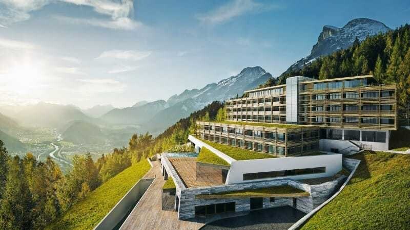Das Nidum in Mösern bei Seefeld bietet 57 Zimmer und Suiten, Infinity-Pool und einen Ausblick über das Inntal bis zum Arlberg.