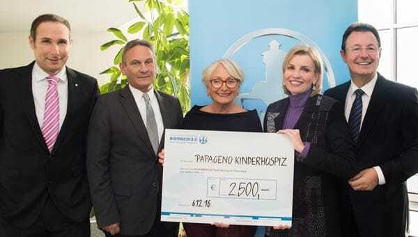 Bei der freudigen Übergabe: Die Betriebsräte Andreas Kuenz und Gerhard Ramsauer, Maria Haidinger (Papageno Kinderhospiz), Romy Seidl (ORF) und Kurt Molterer, (Vorstandsvorsitzender der Nürnberger Versicherung AG Österreich sowie Hauptbevollmächtigter der Garanta Versicherungs-AG Österreich) (v.l.).