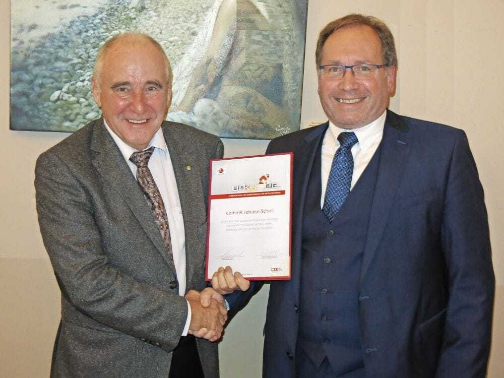 © Bundesinnung/Atzmüller Das langjährige Bundesinnungsausschussmitglied Johann Scholl (li.) erhielt von Bundesinnungsmeister Schinnerl die Silberne Ehrennadel der Bundesinnung überreicht.
