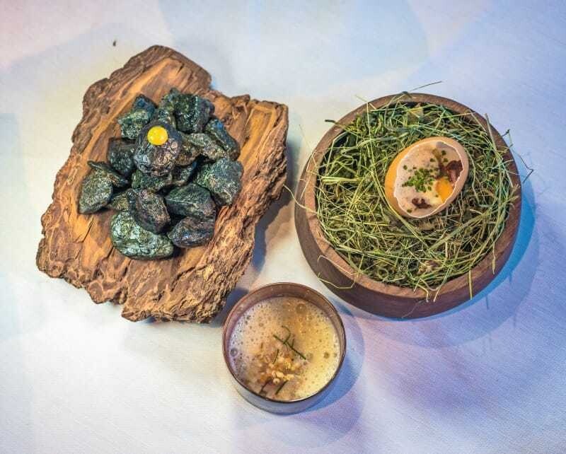 Tiroler Speckstein mit Gerstlsuppe und g’röstetem Knödel.